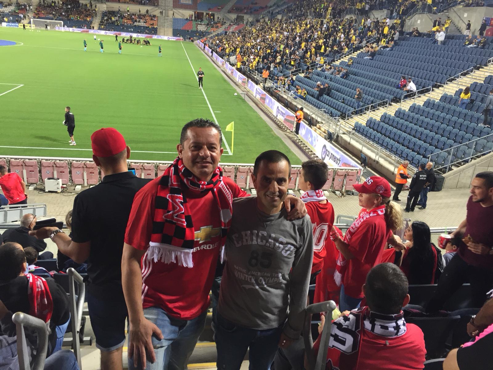 אוהדים שמחים בטדי. אבי לוי ולוי בייזרמן, מנהל הקונכייה (צילום: יוסי הזמיר)